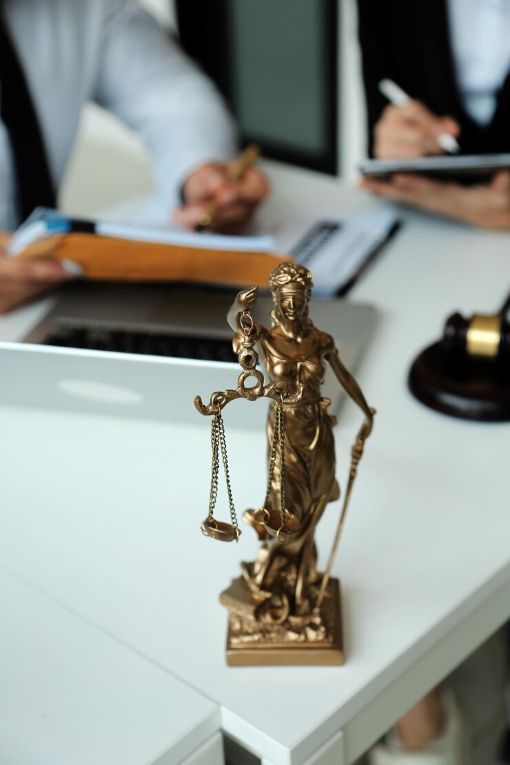 Foto rechter hamer met justitieadvocaten die een teamvergadering hebben bij een advocatenkantoor op de achtergrond concepten van het recht