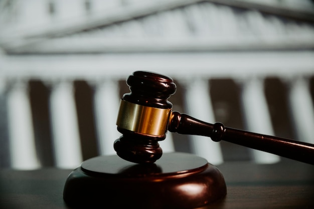 Foto rechter hamer op een houten tafel close-up wet en rechtvaardigheid concept