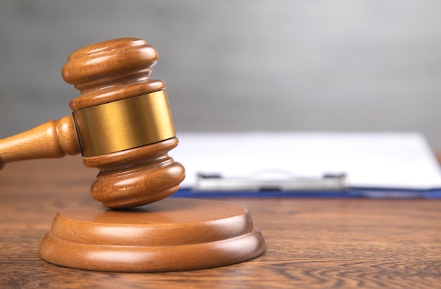 Rechter met document