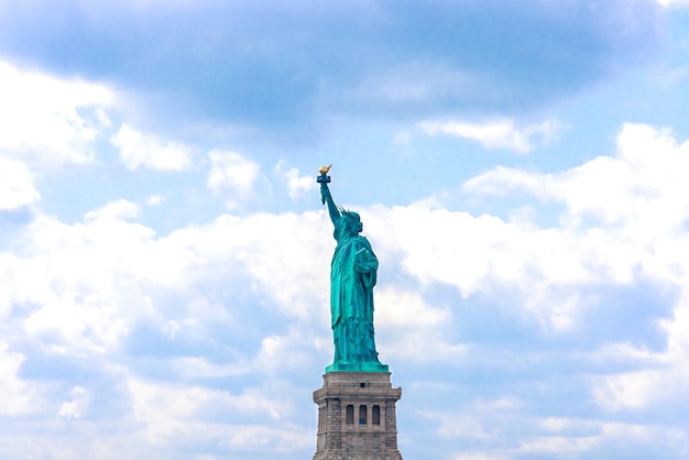 Rechter zijaanzicht van het vrijheidsbeeld in new york city beroemde plaats van amerika