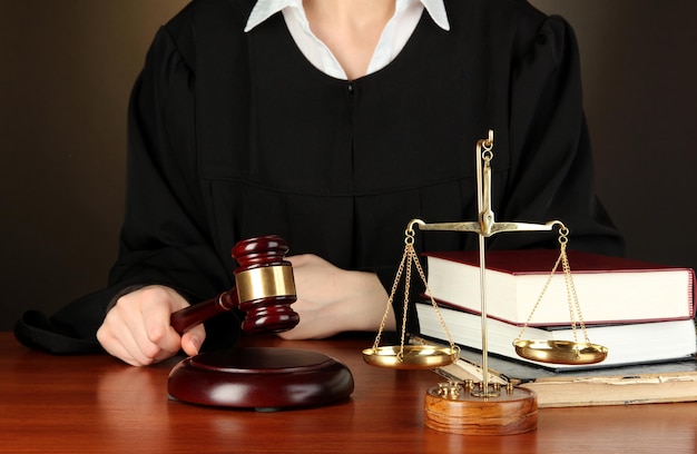 Rechter zit aan tafel tijdens hoorzittingen op zwarte achtergrond
