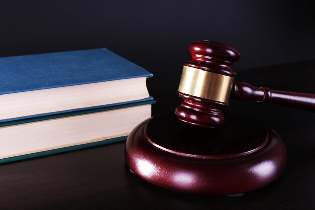 Rechters hamer en boeken op donkere grijze achtergrond