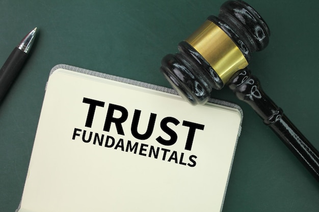 rechters hamer en een boek met de woorden Trust Fundamentals het concept van vertrouwen