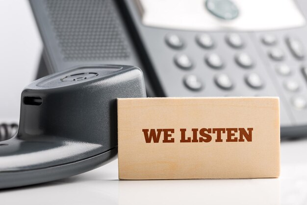 Rechthoek zeggen we luisteren op witte telefoon bureau