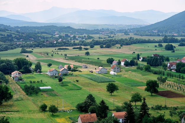 Rechthoeken van velden in een dorp in de buurt van niksic montenegro