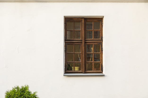 Rechthoekig houten raam in witte muur