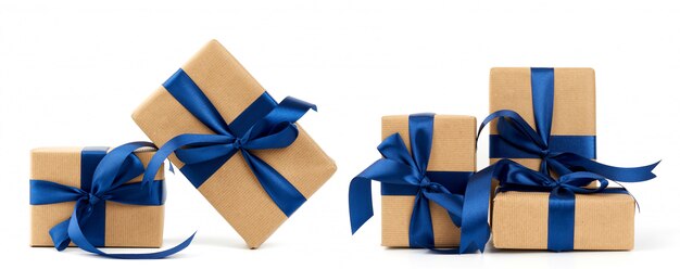 Rechthoekige doos verpakt in bruin kraftpapier en vastgebonden met een zijden blauw lint