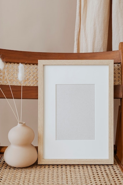 Rechthoekige houten fotolijst op een stoel