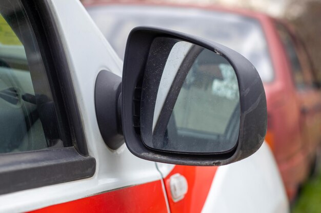 Rechts zwarte plastic achteruitkijkspiegel op een witte auto Buitenspiegel op de passagier