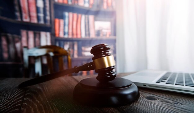 Rechtvaardigheid en recht concept Mannelijke rechter in een rechtszaal op houten tafel en raadgever of mannelijke advocaat werkzaam in kantoor Juridisch wetsadvies en rechtvaardigheidsconcept