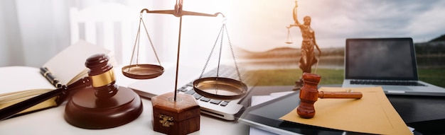 Rechtvaardigheid en recht concept Mannelijke rechter in een rechtszaal op houten tafel en raadgever of mannelijke advocaat werkzaam in kantoor Juridisch wetsadvies en rechtvaardigheidsconcept