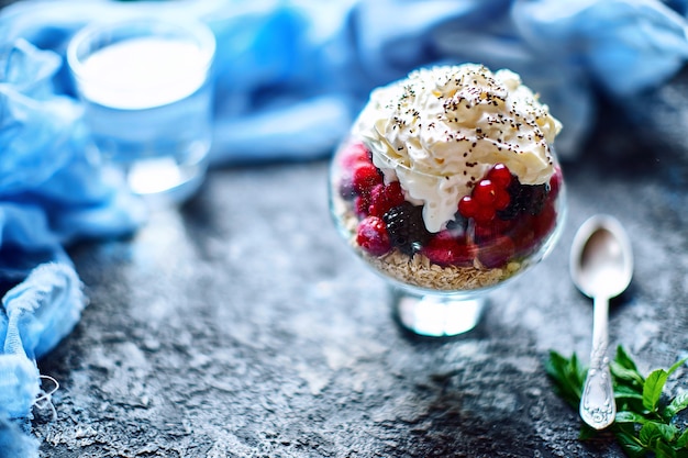 Идеи рецептов летнего диетического завтрака, полезного утреннего десерта в порционных банках с летними ягодами - малиной, вишней, ежевикой.