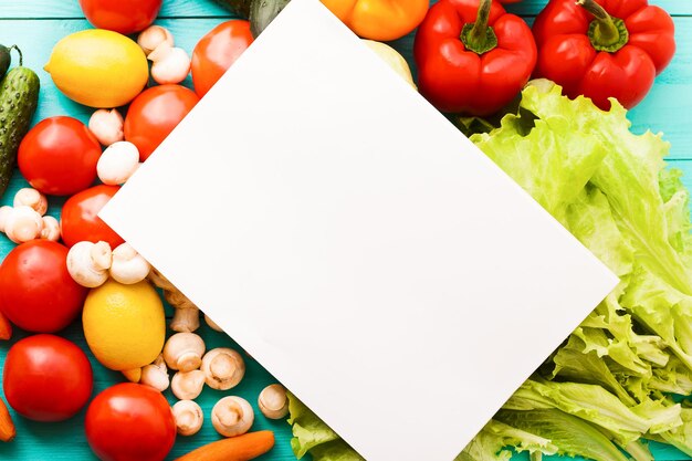 Foto carta da ricetta con verdure sul tavolo blu vista superiore