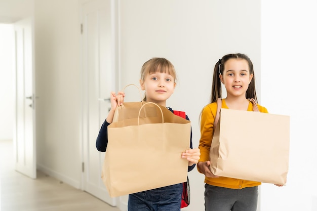 reclame, jeugd, bezorging, post en mensen - twee kleine meisjes met bezorgpakketten.