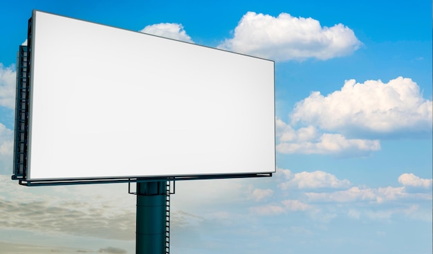 Reclamebord mock-up met blauwe lucht