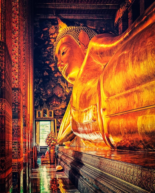 Foto statua dorata di buddha reclinata wat pho bangkok thailandia