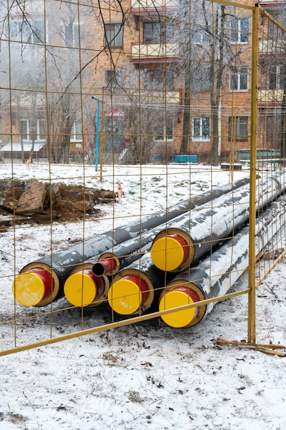 Reconstructie van CV-leidingen tijdens strenge vorst Reparatie en vervanging van ondergrondse communicatie op de stadsstraat Vervanging van CV-leidingen in de winter