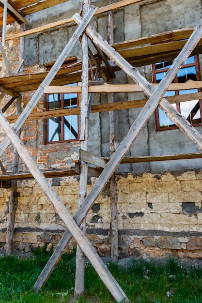 Reconstructie van oud gebouw met oude houten steigers