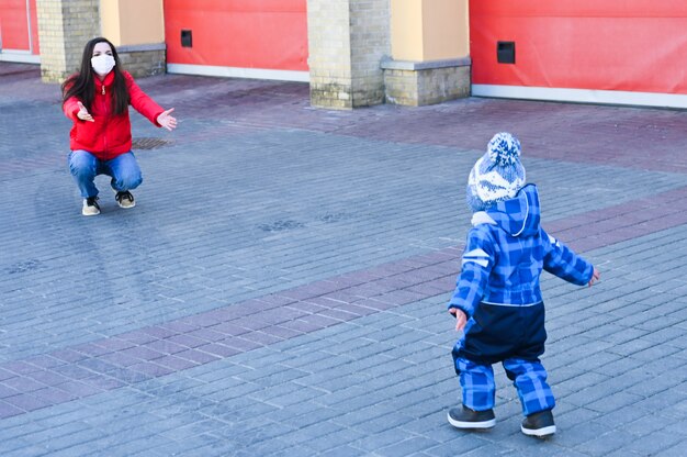 La madre guarita incontra il bambino dopo la separazione. il concetto di coronavirus.