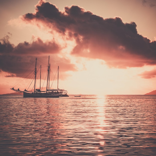 Recreatief jacht op de Indische Oceaan Prachtige zonsondergang