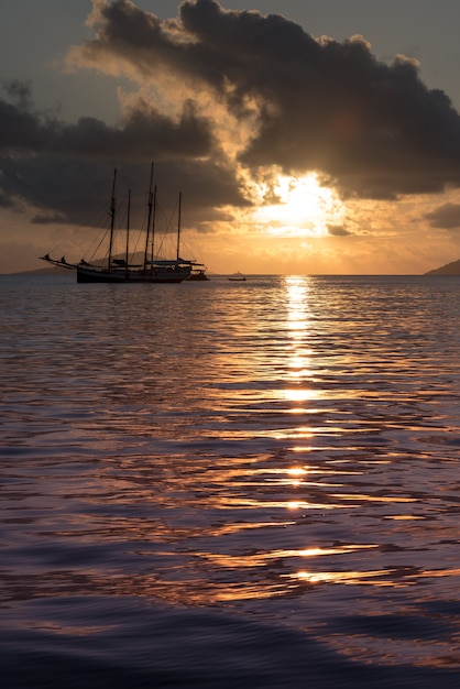 Recreatiejacht aan de Indische Oceaan. Mooie zonsondergang