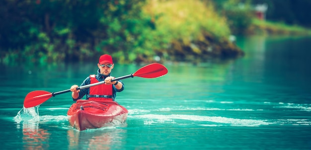 Recreatieve kajaktour Kaukasische mannen in een kajak op Glacial Lake