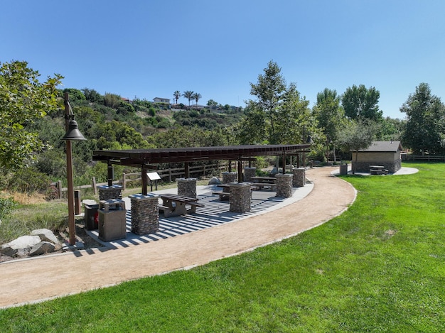 Recreatieve voorzieningen met tafel en barbecue in een residentieel gemeenschapspark in San Diego