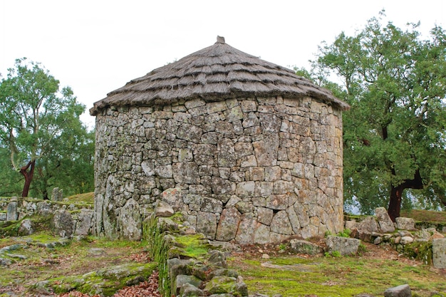 Guimarães의 Citânia de Briteiros에 있는 선사 시대 가옥의 재현