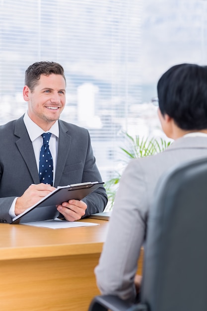 Reclutatore che controlla il candidato durante un colloquio di lavoro