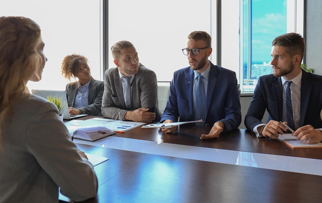 Reclutatori che controllano il candidato durante il colloquio di lavoro