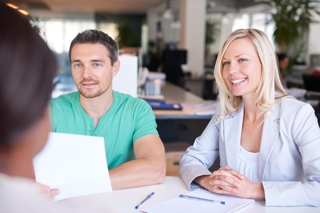 Foto recruitment en sollicitatiegesprek van zakenmensen met cv of papier bij een startende onderneming bijeenkomst en aanwerving van professionele klanten vrouwelijke werkgever en manager luisteren met stage mogelijkheden