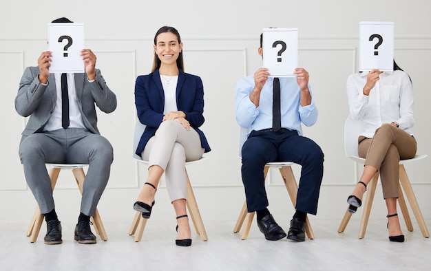 Recruitment poster en portret van vrouw met team in de wachtkamer voor sollicitatiegesprek FAQ of informatie We huren vraagteken of zakenmensen art hr kantoor met teken voor onboarding stappen