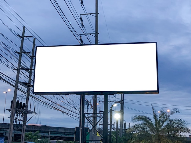 Foto forma rettangolare al cartellone vuoto e cielo blu, copia spazio su schermo bianco