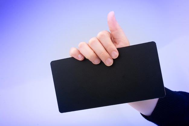 Фото Черная доска объявлений прямоугольной формы в руке