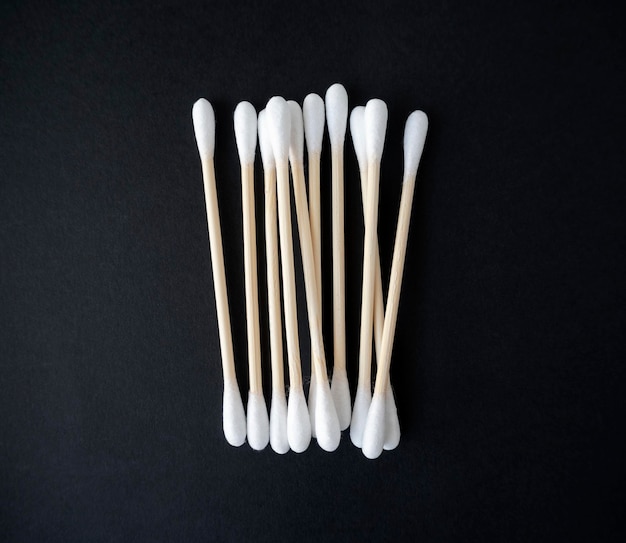 Photo recyclable bamboo cotton buds on black background