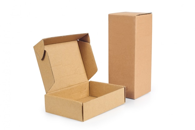 Ricicli la scatola di immagazzinaggio del cartone isolata su bianco