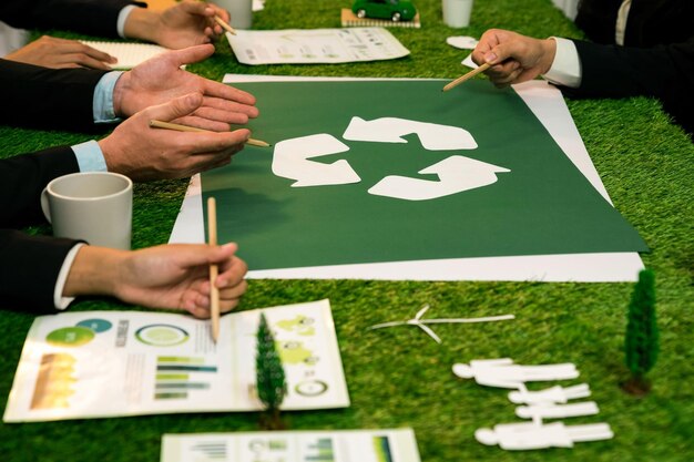 Foto icona di riciclo sul tavolo da riunione in ufficio con uomini d'affari che pianificano investimenti aziendali ecologici sulla gestione dei rifiuti mentre il riciclo riduce il concetto di riutilizzo per un ecosistema pulito caratteristico