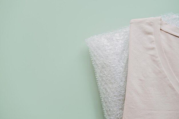Recycle kleding concept Recycling vezels in de textielindustrie Duurzame recycled katoenvezel Recycled doek T-shirt en bubble wrap plastic