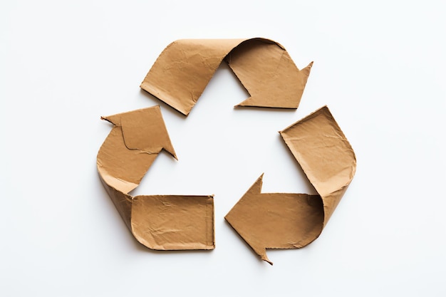 Photo a recycle symbol made from brown paper