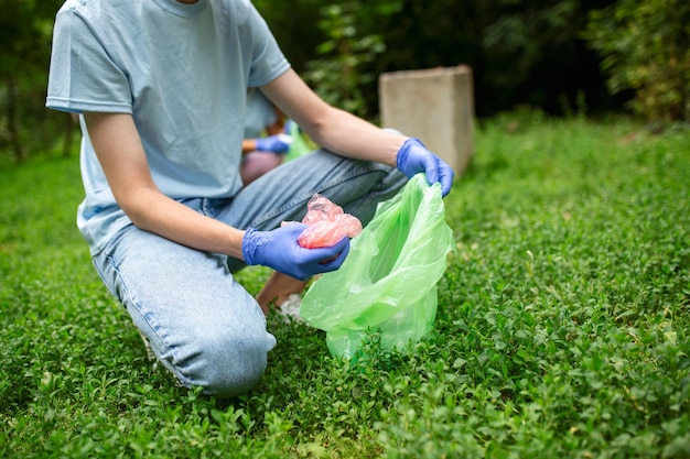 Riciclare i rifiuti immondizia spazzatura spazzatura spazzatura pulita formazione pulizia della natura volontario ecologia concetto verdeambiente inquinamento da plastica