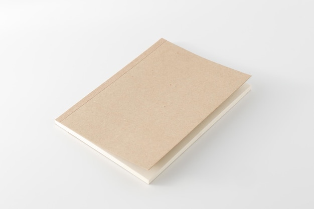 Libro di carta riciclata su sfondo bianco