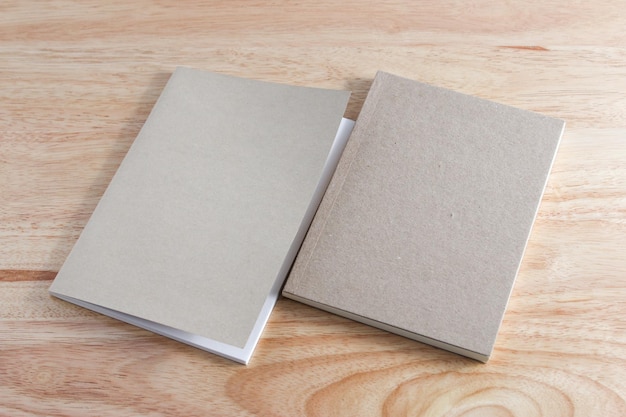Переработанная бумажная книга на деревянном фоне