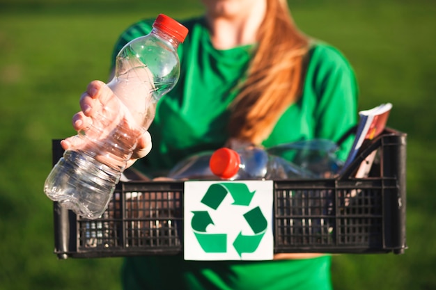 Foto recycleer achtergrond met de doos van de vrouwenholding