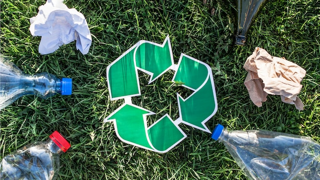 Foto recycleer achtergrond met kringloopteken en vuilnis