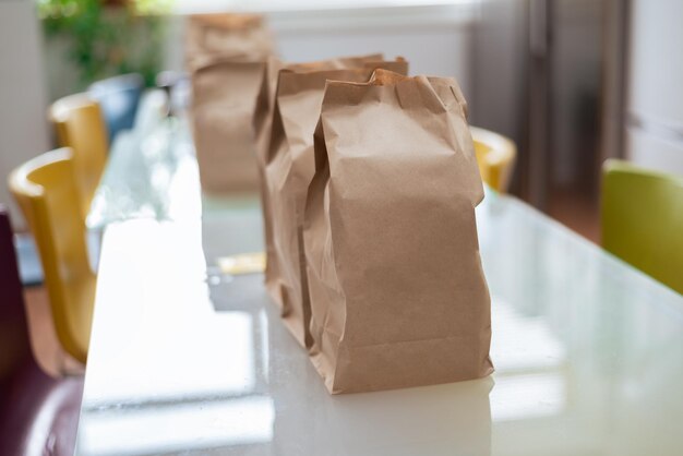 Foto concetto di riciclaggio consegna cibo sfondo imballaggio eco fast food su sfondo bianco