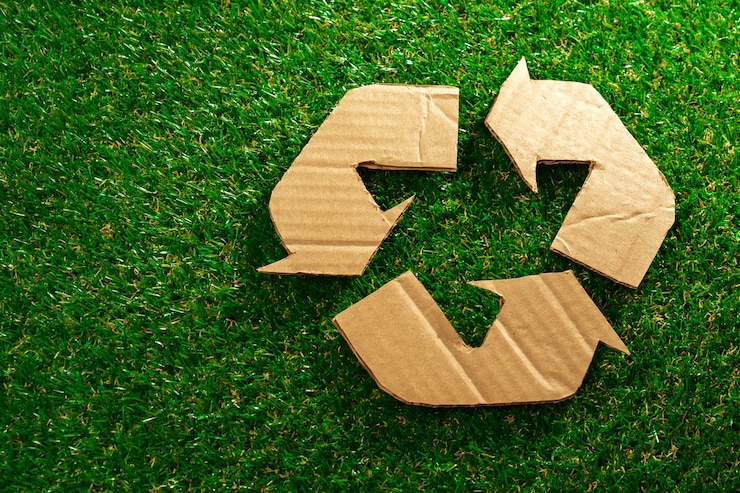 Foto recycling eco-concept met kartonnen kringloopteken