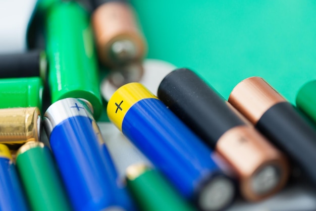 recycling, energie, kracht, milieu en ecologisch concept - close-up van alkalinebatterijen en groene lege kopieerruimte