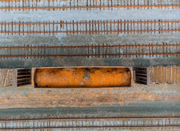 Переработка от беспилотника над видом на железнодорожный вагон с мусором