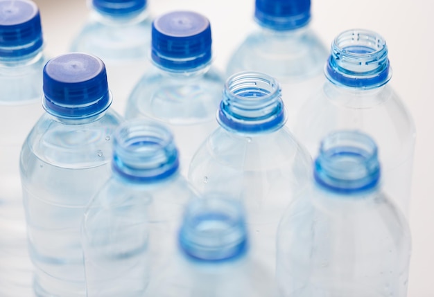 リサイクル、健康的な食事、食品貯蔵のコンセプト – テーブルの上に純粋な飲料水を入れたペットボトルの接写