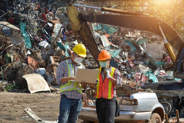 リサイクル産業リサイクルセンターで物をリサイクルする労働者。金属埋立地のマネージャーと手動労働者